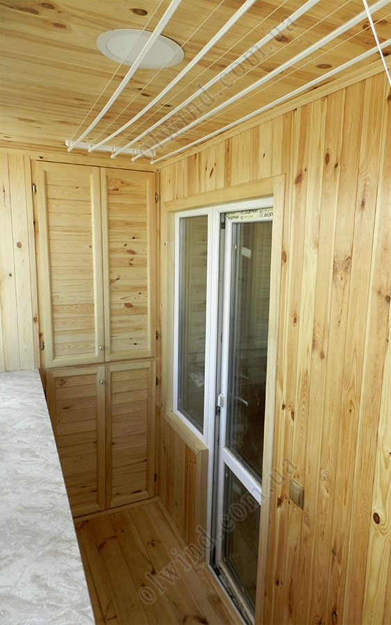 balkon_s_vynosom_po_podokonniku_1.webp